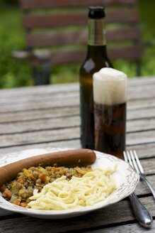 Linsen mit schwäbischen Nudeln, Spätzle und einer veganen Wurst - HAWF000286