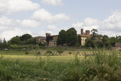 Italien, Toskana, Dorf bei Siena - MYF000386