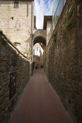 Italien, Toskana, San Gimignano, Altstadt, Gasse - MYF000365