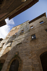 Italy, Tuscany, San Gimignano, Row of houses - MYF000370