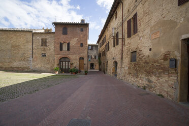 Italy, Tuscany, San Gimignano, Piazza Sant'Agostino - MYF000372