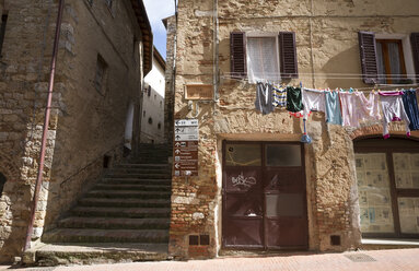 Italien, Toskana, San Gimignano, Gasse, Häuser - MYF000374