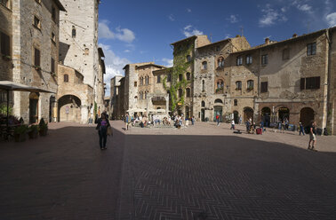 Italy, Tuscany, San Gimignano, Piazza della Cisterna - MYF000379