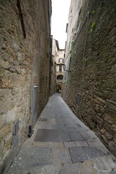 Italy, Tuscany, Volterra, Houses and alley - MYF000395