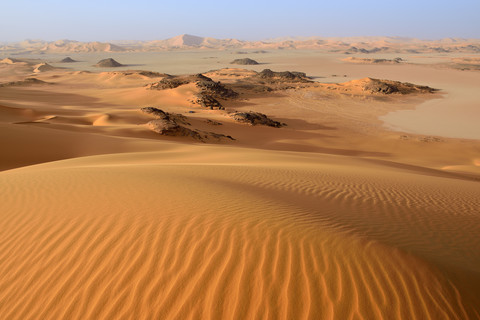 Afrika, Algerien, Sahara, Tassili N'Ajjer National Park, Tadrart, Tonpfanne und Sanddünen am Oued in Djerane, lizenzfreies Stockfoto