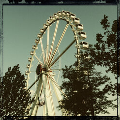 Ferris wheel in HafenCity in the evening light, HafenCity, Hamburg, Germany - SEF000705