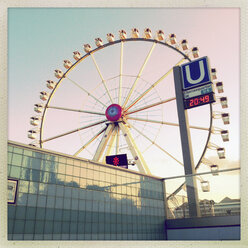 Ferris wheel rotates in the HafenCity in the evening sun, HafenCity, Hamburg, Germany - SEF000714