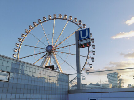 Riesenrad in der HafenCity im Abendlicht, HafenCity, Hamburg, Deutschland - SEF000704