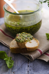 Frisches Basilikum-Pesto in einem Glas und Baguettescheiben - ODF000703