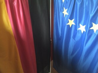 Deutsche und europäische Flagge - LAF000876