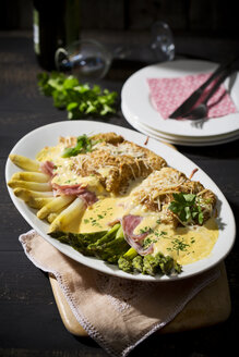 Grüner und weißer Spargel in Speck- und Pfannkuchentasche, mit Sauce Hollandaise - MAEF008476