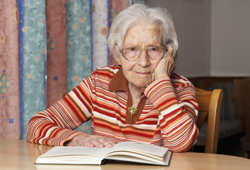 Porträt einer älteren Frau mit aufgeschlagenem Buch - WWF003336