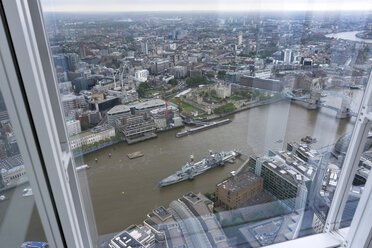 Großbritannien, Endland, London, Southwark, Blick von The Shard auf die Tower Bridge und das Kriegsschiff HMS Belfast - WEF000136