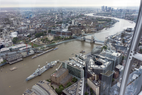 Großbritannien, Endland, London, Southwark, Blick von The Shard auf die Tower Bridge und das Kriegsschiff HMS Belfast, lizenzfreies Stockfoto