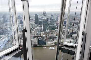 Großbritannien, Endland, London, Southwark, City of London, Blick von The Shard auf den Fluss Themse und den Finanzdistrikt - WEF000138