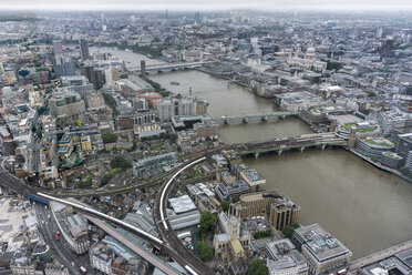 Großbritannien, Endland, London, Southwark, Blick von The Shard auf das Eisenbahndreieck bei Borough Market, Themse - WEF000140