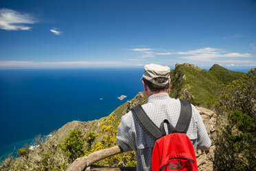 Spanien, Kanarische Inseln, Teneriffa, Cabezo del Tejo, Älterer Mann mit Blick auf das Anaga-Gebirge - WGF000384