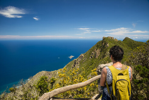 Spanien, Kanarische Inseln, Teneriffa, Cabezo del Tejo, Ältere Frau mit Blick auf das Anaga-Gebirge - WGF000385