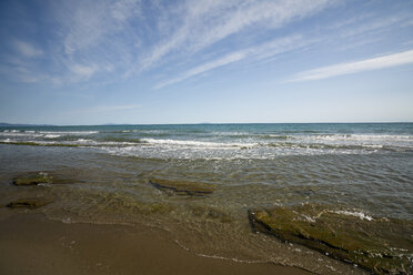 Italien, Toskana, Castiglione della Pescaia, Strand und Insel Elba im Hintergrund - MYF000417