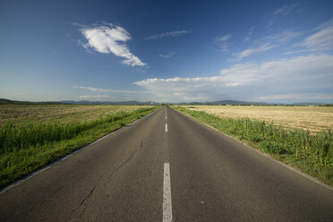 Italy, Tuscany, Castiglione della Pescaia, Empty road - MYF000418