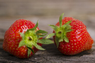 Frische Erdbeeren, Fragia, auf Holz - ODF000716