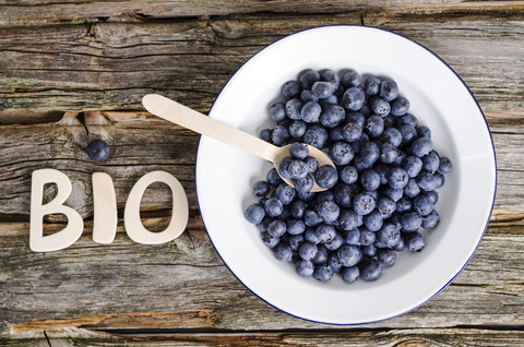 Bio-Heidelbeeren in einer Schale, lizenzfreies Stockfoto