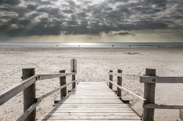 Germany, Schleswig-Holstein, North Sea, Beach of Sankt Peter-Ording, Wooden boardwalk - RJF000183