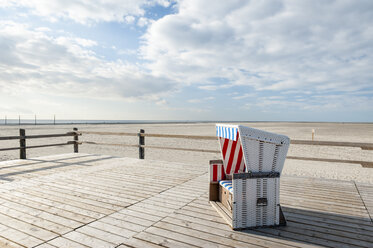 Deutschland,Schleswig-Holstein, Nordsee, Sankt Peter-Ording, Überdachter Strandkorb - RJF000184