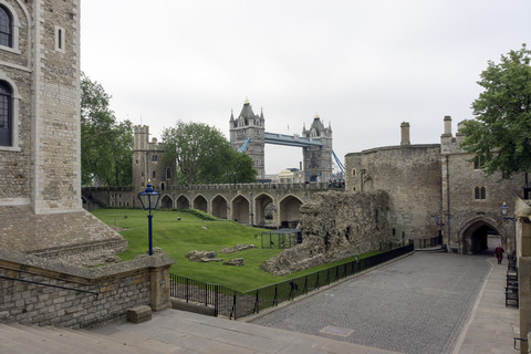 Great Britain, England, London, Tower of London, White Tower, Lanthorn Tower, Wakefield Tower and Bloody Tower, in the background Tower Bridge stock photo