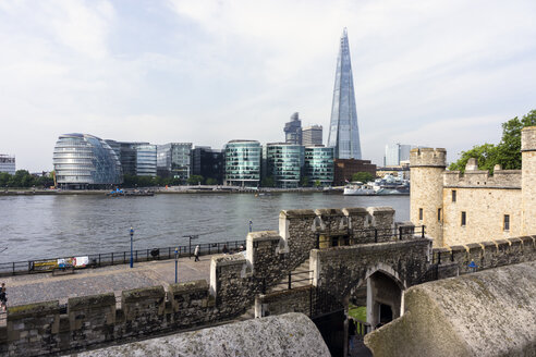 Großbritannien, England, London, Tower of London, Blick auf die Londoner Uferpromenade mit Rathaus und The Shard - WEF000151
