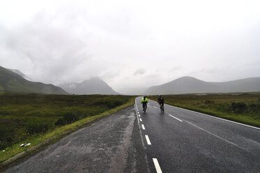 Vereinigtes Königreich, Schottland, Radfahrer im Regen in den Highlands - LYF000065
