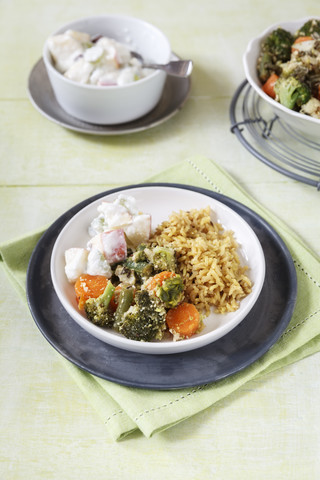 Schüssel mit vegetarischem Pistazien-Curry mit Pilaw und Raita, lizenzfreies Stockfoto