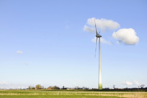 Deutschland, Niedersachsen, Ostfriesland, Norddeich, Windrad, lizenzfreies Stockfoto