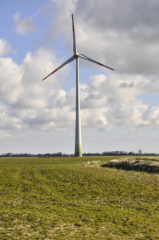 Deutschland, Niedersachsen, Ostfriesland, Norddeich, Windrad, lizenzfreies Stockfoto