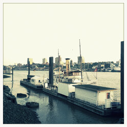 pier, Norderelbstraße, Skyline von Hamburg im Hintergrund, Hamburg, Deutschland - MSF004017