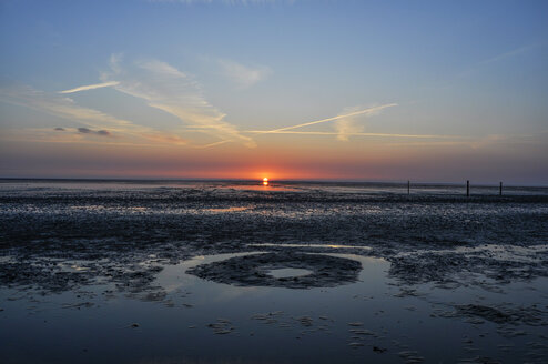 Deutschland, Niedersachsen, Ostfriesland, Norddeich, Nationalpark Niedersächsisches Wattenmeer, Sonnenuntergang - OD000732