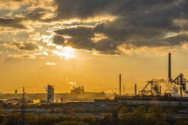 Germany, North Rhine-Westphalia, Duisburg Huettenheim, view to steel mill and Huckingen gas power station by twilight - WGF000316
