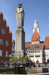 Germany, Baden-Wuerttemberg, Ueberlingen, Hofstatt square with Townhall and St Nicholas' Minster - WIF000792