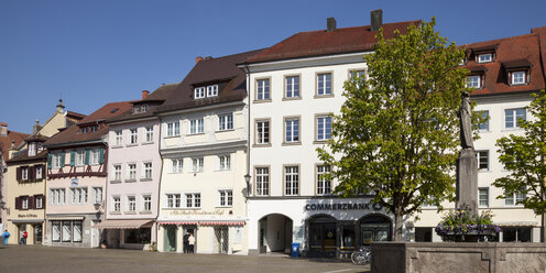 Deutschland, Baden-Württemberg, Ueberlingen, Hofstatt mit Brunnen - WIF000777