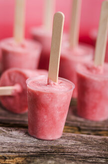 Home-made strawberry ice lollies on wood, close-up - ODF000736