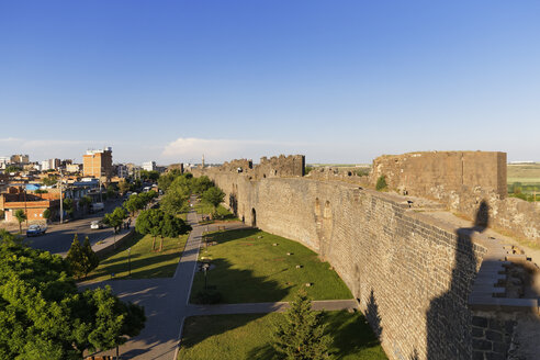 Türkei, Diyarbakir, Blick auf die Stadtmauer - SIEF005440