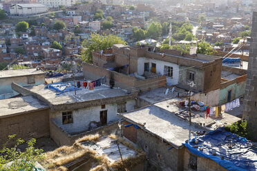 Turkey, Diyarbakir, view to roof tops of multi-family houses, elevated view - SIEF005442