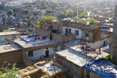 Türkei, Diyarbakir, Blick auf Dächer von Mehrfamilienhäusern, Blick von oben - SIEF005442