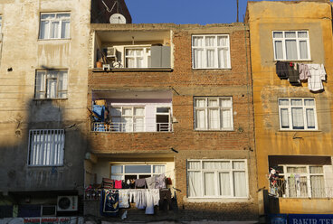 Turkey, Diyarbakir, facades of multi-family houses - SIEF005443