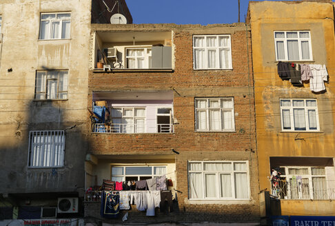 Türkei, Diyarbakir, Fassaden von Mehrfamilienhäusern - SIEF005443