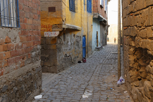 Türkei, Diyarbakir, Blick auf die Gasse in der Altstadt - SIEF005453