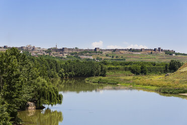 Türkei, Diyarbakir, Blick auf den Fluss Tigris mit Stadtmauer im Hintergrund - SIEF005458