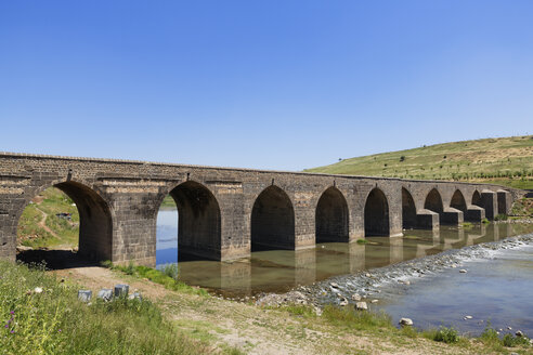 Türkei, Diyarbakir, Blick auf den Fluss Tigris mit Tigris-Brücke - SIEF005459