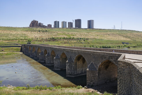 Türkei, Diyarbakir, Blick auf die Tigrisbrücke und die Satellitenstadt am Horizont - SIEF005460