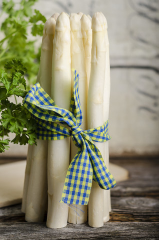 Bündel weißer Spargel, Asparagus officinalis, lizenzfreies Stockfoto